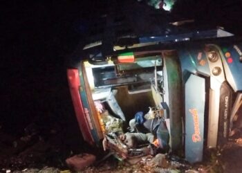 चरणमाळ घाटात खाजगी बस उलटली, दोघांचा मृत्यू, १४ प्रवासी जखमी