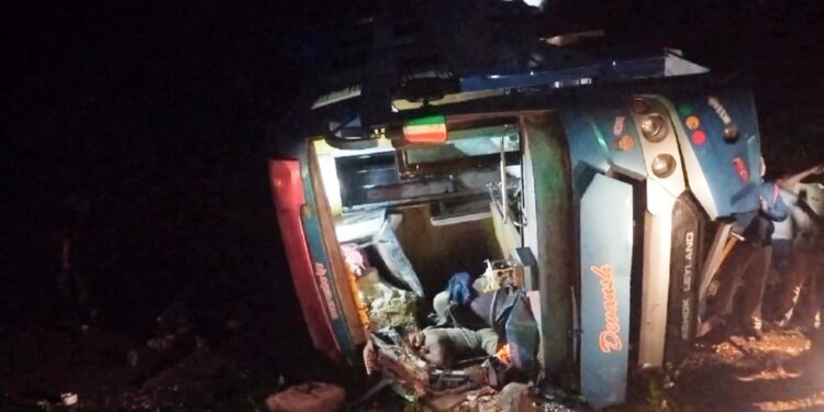 चरणमाळ घाटात खाजगी बस उलटली, दोघांचा मृत्यू, १४ प्रवासी जखमी