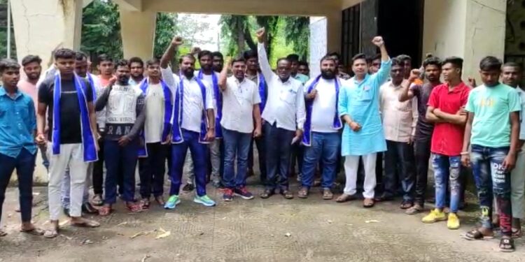 रिपब्लिकन पार्टी ऑफ इंडिया आठवले पक्षात शेकडो युवा कार्यकर्त्यांचा प्रवेश