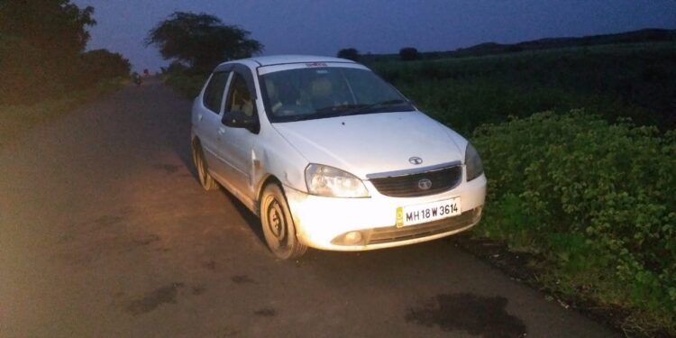 नंदुरबार भालेर रस्त्यावर बंदुकीचा धाक दाखवून व्यापाऱ्यास लुटले, पोलीस मागावर असतांना कार व मुद्देमाल टाकुन चोरटे फरार