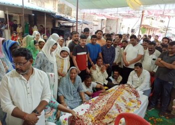 माणिकराव दादांचे पार्थिव घरी आणले, परिवाराचे झाले अश्रू अनावर