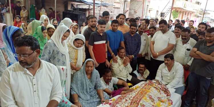 माणिकराव दादांचे पार्थिव घरी आणले, परिवाराचे झाले अश्रू अनावर