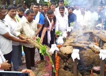 हजारो नागरिकांच्या उपस्थितीत माणिकरावदादांवर साश्रूनयनानी अंत्यसंस्कार