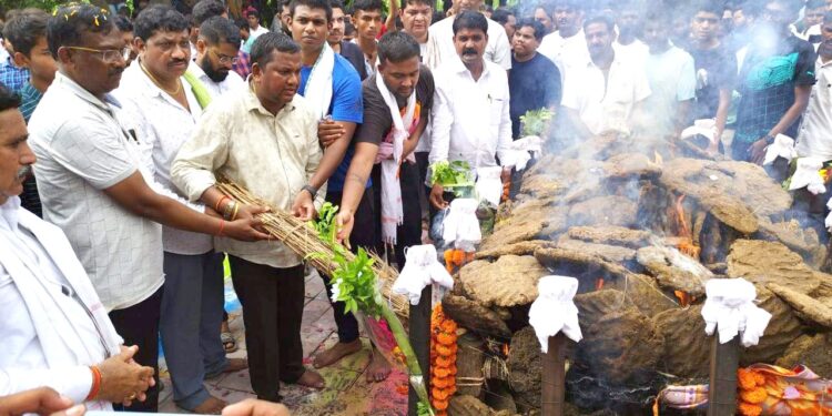 हजारो नागरिकांच्या उपस्थितीत माणिकरावदादांवर साश्रूनयनानी अंत्यसंस्कार