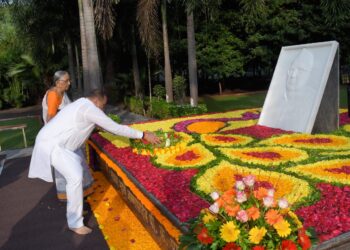 सहकार महर्षी अण्णासाहेब पी.के.पाटील यांच्या आठव्या स्मृतिदिनानिमित्त अभिवादन.