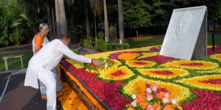 सहकार महर्षी अण्णासाहेब पी.के.पाटील यांच्या आठव्या स्मृतिदिनानिमित्त अभिवादन.