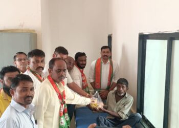 पंतप्रधान नरेंद्र मोदी यांच्या वाढदिवसानिमित्त सेवा पंधरवाड्याच आयोजन, रुग्णालयातील रुग्णांना फळ वाटप