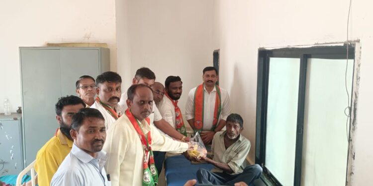 पंतप्रधान नरेंद्र मोदी यांच्या वाढदिवसानिमित्त सेवा पंधरवाड्याच आयोजन, रुग्णालयातील रुग्णांना फळ वाटप