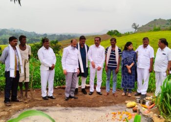 माजी मंत्री शिवाजीराव मोघे यांनी खडक्या येथील पीडितेच्या कुटुंबियांची घेतली भेट