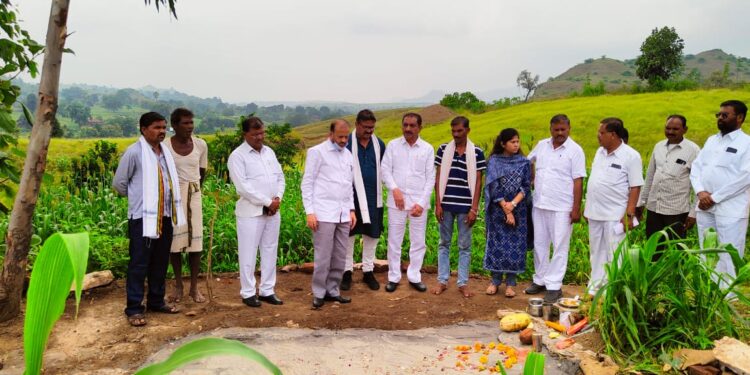 माजी मंत्री शिवाजीराव मोघे यांनी खडक्या येथील पीडितेच्या कुटुंबियांची घेतली भेट