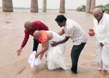 स्व माणिकरावजी गावीत यांच्या अस्थींचे विसर्जन, आ.एकनाथ खडसे यांनी केले सांत्वन