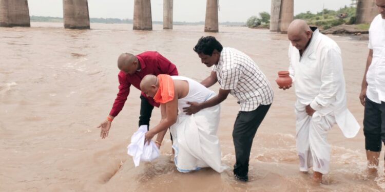 स्व माणिकरावजी गावीत यांच्या अस्थींचे विसर्जन, आ.एकनाथ खडसे यांनी केले सांत्वन