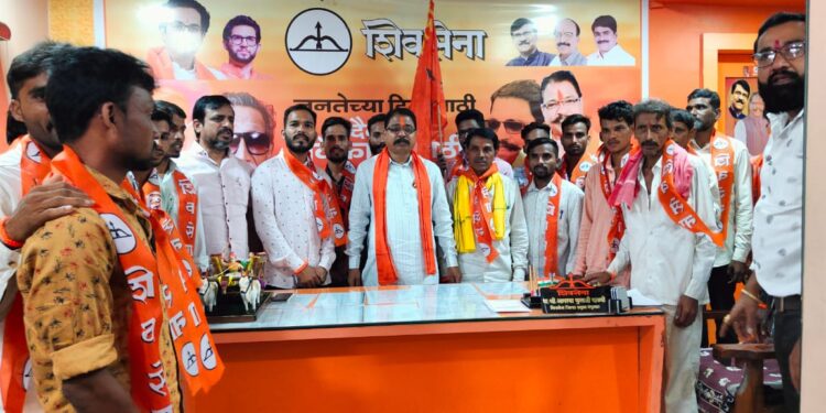 वडफळी येथील असंख्य कार्यकर्त्यांचा शिवसेनेत प्रवेश