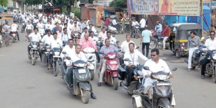 जुनी पेन्शनसाठी बाईक रॅली काढत आंदोलन