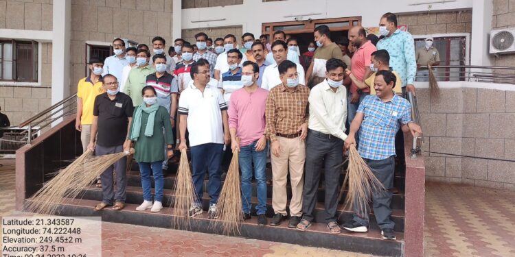 प्रत्येक  कर्मचाऱ्याने  स्वच्छतादूत म्हणून काम केले पाहिजे- रघुनाथ गावडे