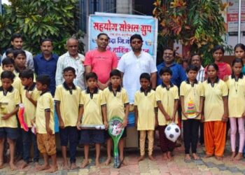 सहयोग  सोशल ग्रुपतर्फे मूकबधिर शाळेत क्रीडा साहित्याचे वितरण