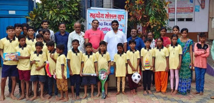 सहयोग  सोशल ग्रुपतर्फे मूकबधिर शाळेत क्रीडा साहित्याचे वितरण