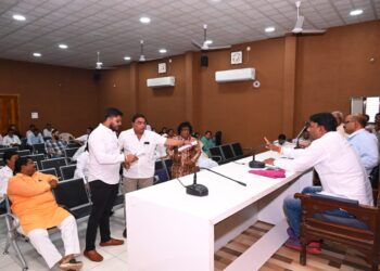 नंदूरबार पालिका श्रेय घेण्यामुळे एनओसी दिली जात नसल्याचा आरोप करत भाजपा नगरसेवकांनी केला सभेतून सभात्याग