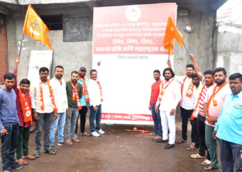 वेदांत कंपनीच्या प्रकल्प गुजरातला नेल्याप्रकरणी युवा सेनेचे निषेध स्वाक्षरी मोहीम