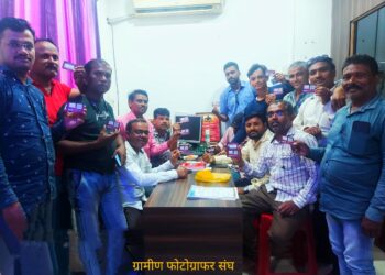 स्तुत्य उपक्रम : धुळे-नंदुरबार जिल्ह्यातील ग्रामीण फोटोग्राफर संघाने घेतला पोस्ट विमाचा लाभ