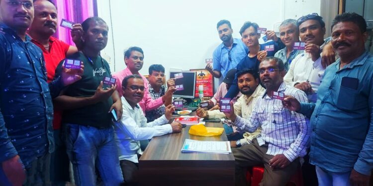 स्तुत्य उपक्रम : धुळे-नंदुरबार जिल्ह्यातील ग्रामीण फोटोग्राफर संघाने घेतला पोस्ट विमाचा लाभ