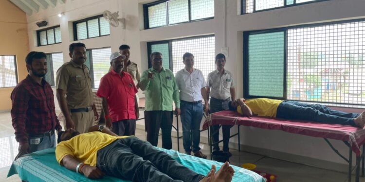 धडगावात १०१ रक्तदात्याचे रक्तदान