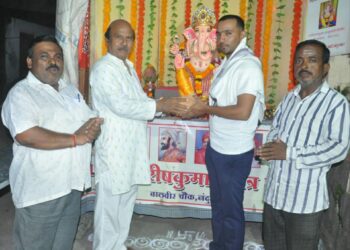 शहीद शिरीषकुमार मित्र  मंडळातर्फे मूर्तिकारचा सन्मान