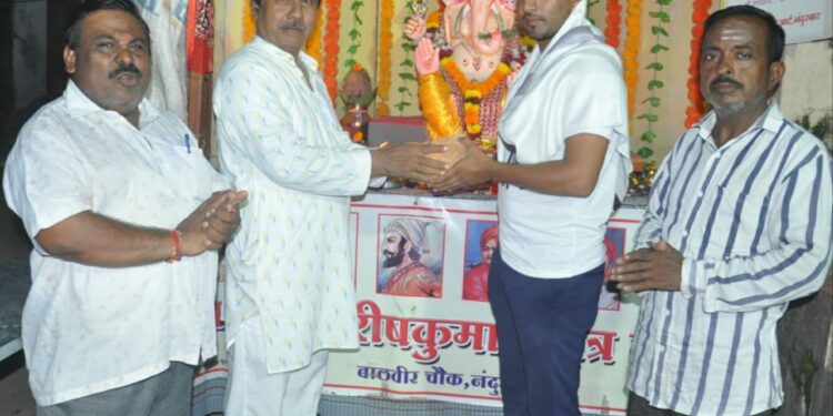 शहीद शिरीषकुमार मित्र मंडळातर्फे मूर्तिकारचा सन्मान