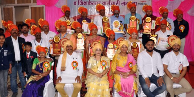 खा. डॉ. हिना गावीत यांच्या हस्ते प्रहार संघटनेचे जिल्हास्तरीय शिक्षक पुरस्कार वितरण