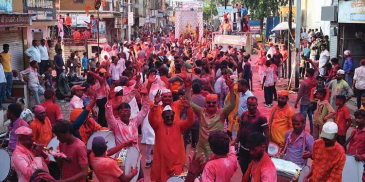 जिल्ह्यातील ७३ मंडळांकडून गणरायाला निरोप, नंदुरबारात उशीरापर्यंत मिरवणुका होत्या सुरू