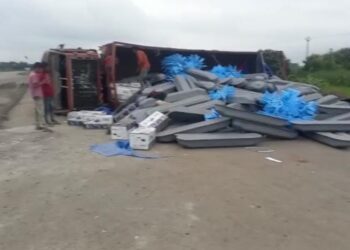 बर्डीपाडा फाट्याजवळ आयशर टेम्पोचा भीषण अपघात, चालक गंभीर जखमी