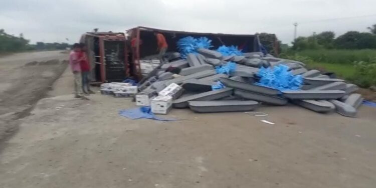 बर्डीपाडा फाट्याजवळ आयशर टेम्पोचा भीषण अपघात, चालक गंभीर जखमी