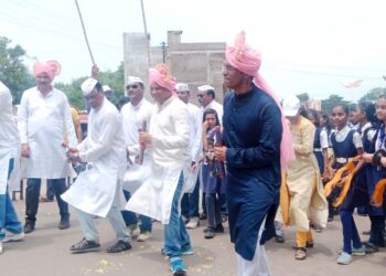 पोलीस दलातर्फे बैलगाडीवरून लाडक्या गणरायाची मिरवणूक