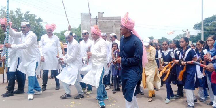 पोलीस दलातर्फे बैलगाडीवरून लाडक्या गणरायाची मिरवणूक