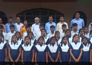 कोचरा आश्रम शाळेतील विद्यार्थ्यांना शैक्षणिक मार्गदर्शन