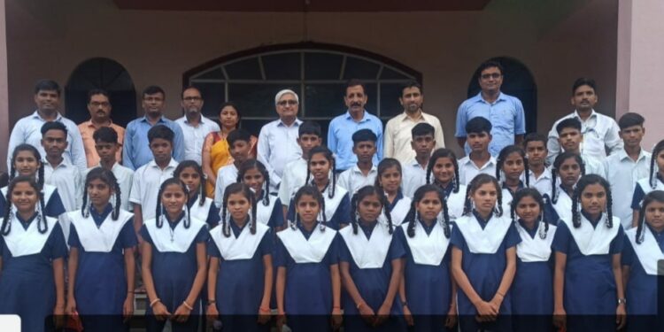 कोचरा आश्रम शाळेतील विद्यार्थ्यांना शैक्षणिक मार्गदर्शन