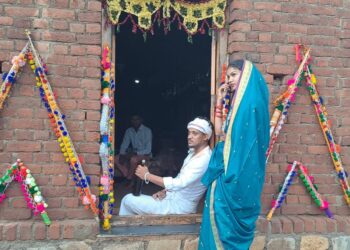 आदिवासी समाजातील व्यसनाधीनता कमी करण्यासाठी गीताच्या माध्यमातून तीन राज्यातील कलाकार सरसावले