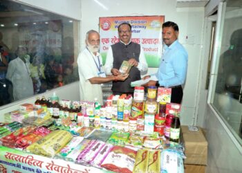 एक स्टेशन एक उत्पादन प्रकल्पास चंद्रशेखर बावनकुळे यांची भेट