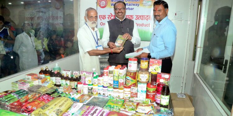 एक स्टेशन एक उत्पादन प्रकल्पास चंद्रशेखर बावनकुळे यांची भेट