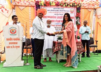 शासकीय आश्रम शाळेतील 32 शिक्षकांना आदर्श पुरस्कार प्रदान