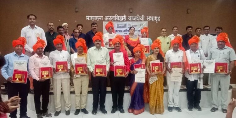 जिल्हाधिकारी यांच्या हस्ते रोटरी क्लब ऑफ नंदनगरीचे गुणवंत शिक्षक पुरस्काराचे वितरण