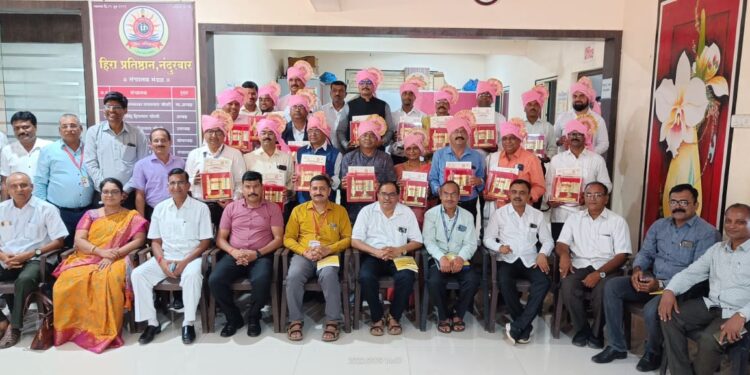 जिल्हा गुणवंत मुख्याध्यापक,शिक्षक, शिक्षकेतर कर्मचारी यांना पुरस्कार वितरण