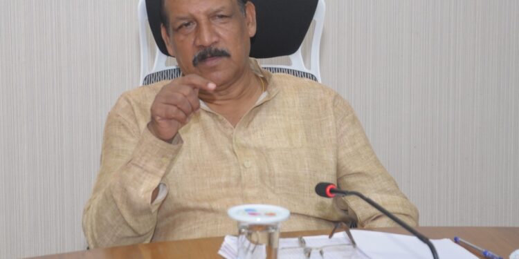 आश्रमशाळेतील प्रवेशित विद्यार्थ्यांची वैद्यकीय तपासणी करावी : आदिवासी विकास मंत्री डॉ. विजयकुमार गावीत