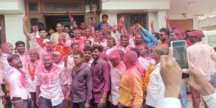 30 वर्षा नंतर झाले सत्ता परिवर्तन, गावकऱ्यांनी केला एकच जल्लोष