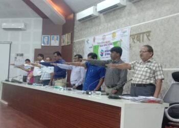 जिल्हा परिषदेत कर्मचाऱ्यांना स्वच्छता ही सेवा अभियानांतर्गत स्वच्छतेची शपथ