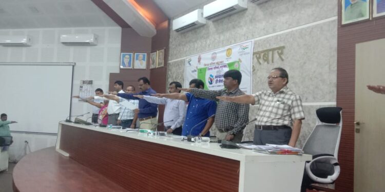 जिल्हा परिषदेत कर्मचाऱ्यांना स्वच्छता ही सेवा अभियानांतर्गत स्वच्छतेची शपथ