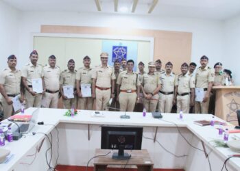 पोलीस अधीक्षक पी . आर . पाटील यांच्या संकल्पनेतुन उत्कृष्ट कामगिरी करणारे पोलीस अधिकारी व अमंलदारांचा सत्कार