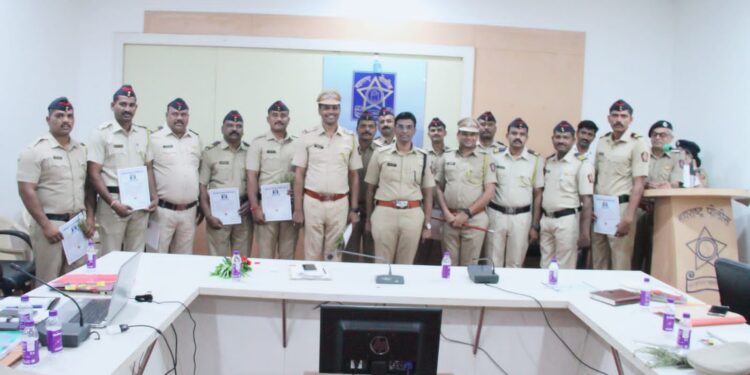 पोलीस अधीक्षक पी . आर . पाटील यांच्या संकल्पनेतुन उत्कृष्ट कामगिरी करणारे पोलीस अधिकारी व अमंलदारांचा सत्कार