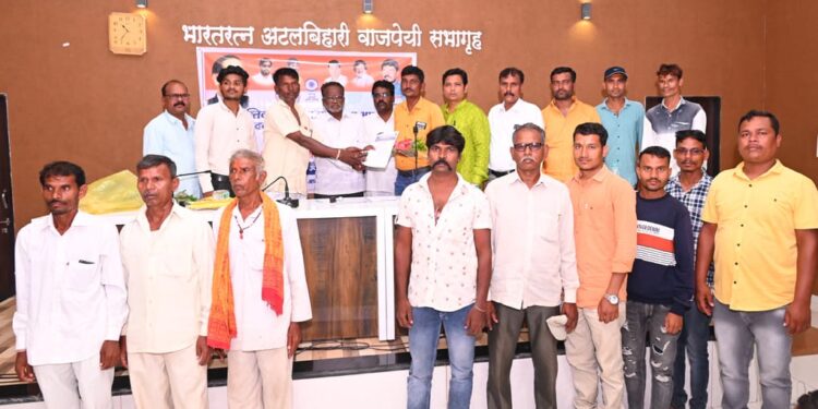 आरपीआय आठवले पक्षात शेकडो युवा कार्यकर्त्यांचा प्रवेश