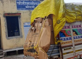 आचारसंहिता सुरू असतानाही लाभार्थ्यांना वाटप करण्यासाठी आलेले साहित्याचे टेम्पो ग्रामस्थांनी पकडुन दिले पोलिसांच्या ताब्यात